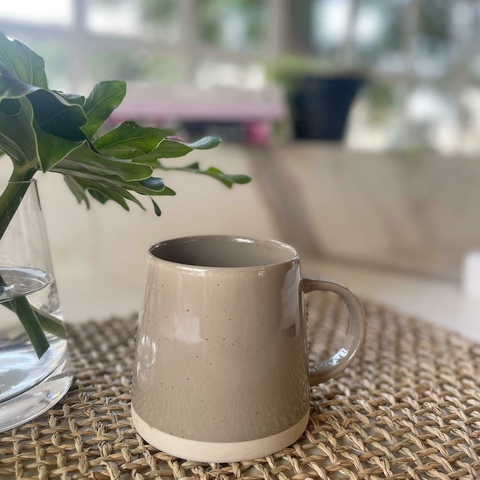 MUG CONICO CON BASE BEIGE Y GRIS 354 ML