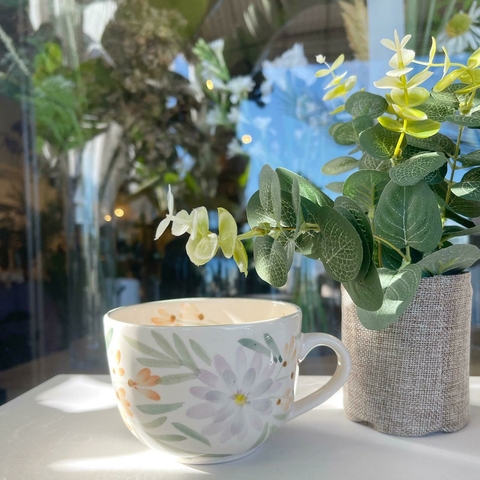 TAZA FLORES LILAS Y NARANJAS