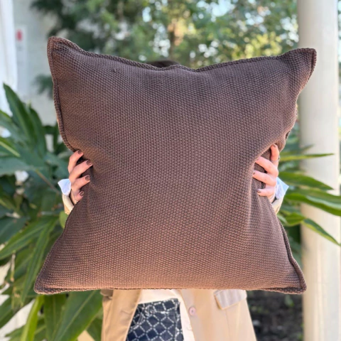 ALMOHADÓN MULTICABO 60 X 60 CHOCOLATE