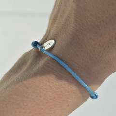 P061C Pulsera Uma Inicial Kids Disco Colgante (Celeste) - comprar online