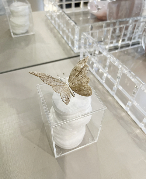 Caixa de algodão com borboleta nude