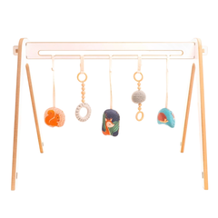 Gimnasio Montessori de madera, con móviles Colgantes para bebé con temática de bosque, con figuras de animales y formas coloridas, ideal para estimular a los niños pequeños.