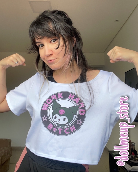 Camiseta Cropped Work Hard Kuromi