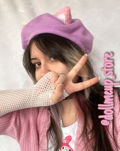Boina lilás com orelhas rosa