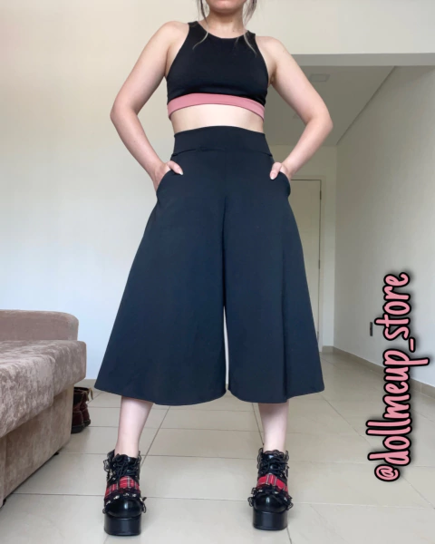 Calça Pantacourt preta