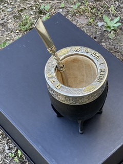 Mate Imperial Cincelado con aplique C/Bombilla - Parrillas Argentinas