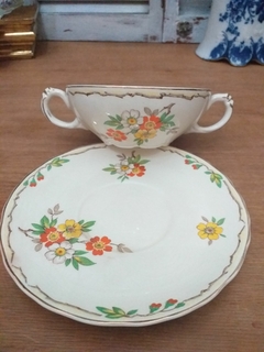 Taza y plato de consomé en loza inglesa