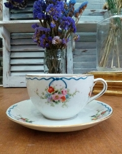 Antigua taza de té de porcelana