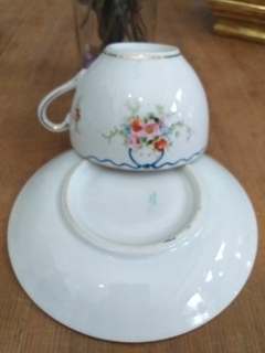 Antigua taza de té de porcelana en internet