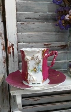 Antigua taza de chocolate de porcelana