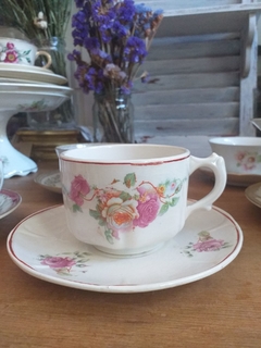 Antigua taza de té en loza Nacional