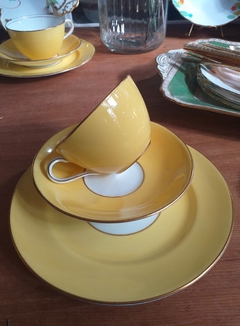 Trio de té en porcelana inglesa Aynsley - comprar online