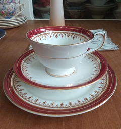 Trio de té en porcelana inglesa Aynsley.
