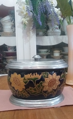Bizcochera, Recipiente con tapa
