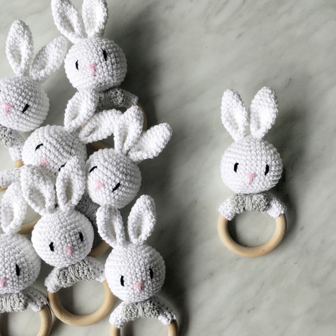Conejito sonajero | Blanco y gris - comprar online