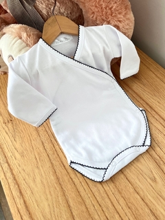 Body cruzado algodón pima | Blanco picot azul - comprar online