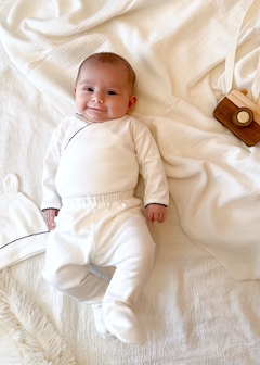 Imagen de AJUAR HELLO BABY ALGODÓN PIMA | CRUDO PICOT NEGRO