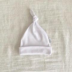 GORRO CON NUDITO ALGODÓN PIMA | BLANCO