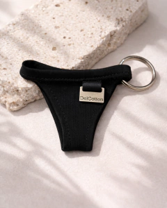 Chaveiro em formato de calcinha preta com argola metálica e etiqueta DelCotton