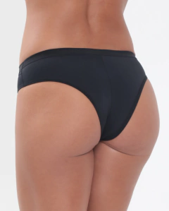Calcinha Delcotton feminina Biquíni em Microfibra, na cor preta, destacando seu design confortável.