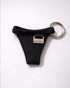 Chaveiro em formato de calcinha preta com argola metálica e detalhe metálico com a marca DelCotton