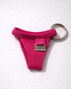 Chaveiro de algodão em formato de calcinha delcotton rosa com detalhe metálico personalizado e argola para chaveiro.