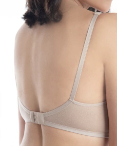 Costas de mulher usando sutiã delcotton base bege com bojo e sem aro em algodão, com alças ajustáveis e fecho de colchete duplo