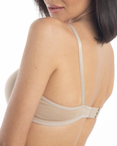 Mulher usando sutiã Delcotton de algodão com bojo meia taça antialérgico, parte de trás do kit com 2 sutiãs básicos e confortáveis