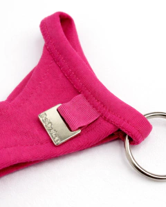 Chaveiro de algodão em formato de calcinha delcotton rosa com detalhe metálico personalizado e argola para chaveiro.