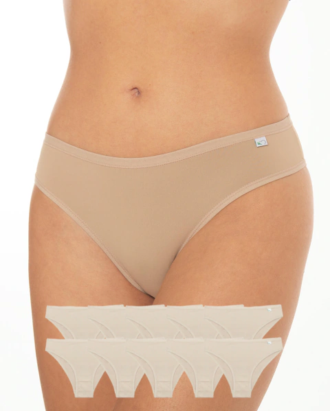 Mulher vestindo calcinha biquíni bege em microfibra, com kit de 10 calcinhas biquíni em microfibra na cor bege exibido na parte inferior da imagem. Kit 10 Calcinhas Biquíni Bege Microfibra Delcotton, com toque leve, frescor e forro em algodão/cotton.