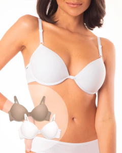 Mulher vestindo sutiã meia taça branco com bojo em algodão, com destaque para kit contendo dois sutiãs nas cores branco e bege. Sutiã meia taça com bojo de algodão, com destaque para kit. Sutiã delcotton meia taça, parte do kit com 2 sutiãs básicos femini
