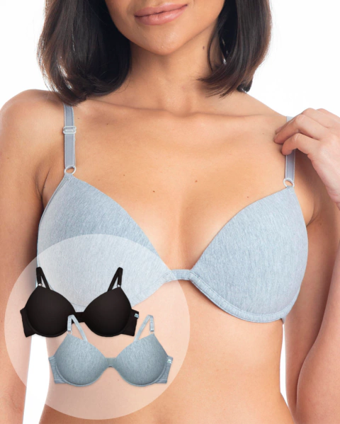 Mulher vestindo sutiã meia taça cinza claro de algodão, com destaque para kit contendo também um sutiã preto similar ao lado
