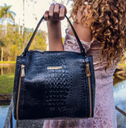 BOLSA EM COURO CROCO PRETO COM BOLSOS INTERNOS, LATERAIS E ALÇA LONGA REMOVÍVEL REF. 1210