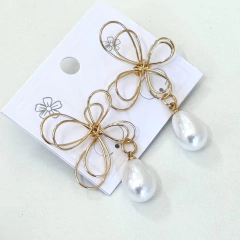 Brinco Pequeno Flor de Arame e Pérola CX - 01 - comprar online