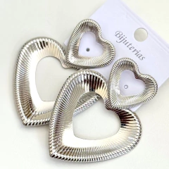 Brinco Grande Coração Vazado Listras - comprar online