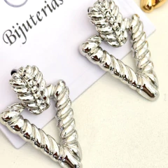 Brinco Pequeno Triângulo - CX 03 na internet