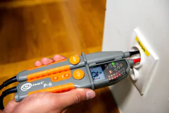 Imagen de Comprobador de tensión bipolar Sonel P-6