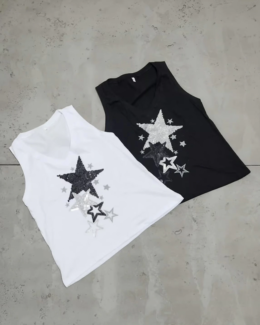 Musculosa Stars Escote V Negro. Cod. OL03