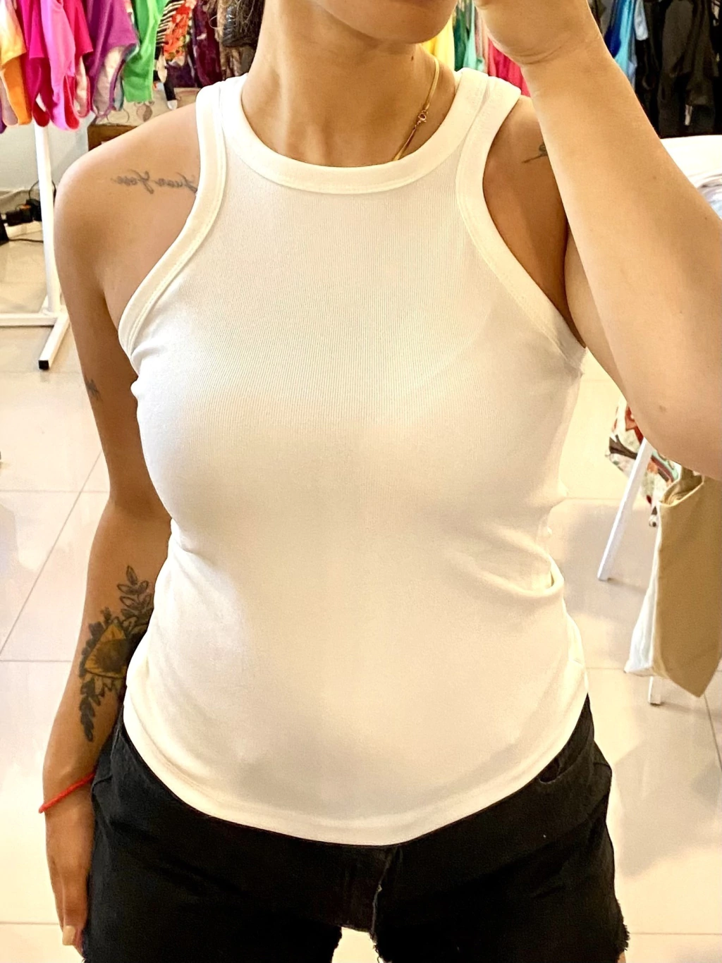 Musculosa Básica Blanca Corte Olímpico. MUM101TU
