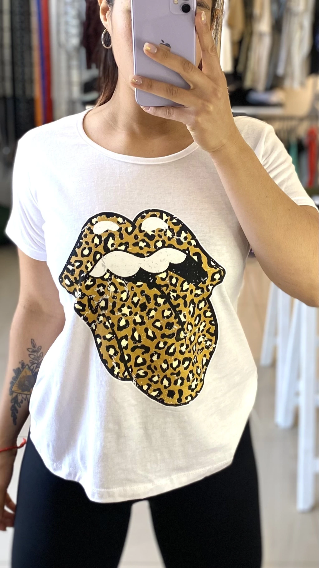 Remera Stones Blanco Manga Simple. BK240