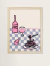 Ilustração de uma mesa de jantar com um prato de espaguete, uma garrafa de vinho, um copo e um pedaço de queijo, tudo em um fundo de toalha de mesa quadriculada.

