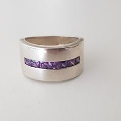 Anillo en Plata con hilera de Cúbic violeta
