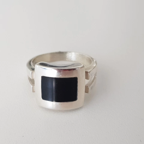 Anillo en Plata lisa con detalle negro