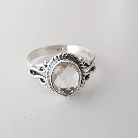 Anillo en Plata con Piedra Cuarzo Cristal facetado