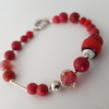 Pulsera con Piedra Coral, bolitas y cierre marinero en Plata, 20 cm.