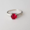 Anillo en Plata con Cúbic rojo