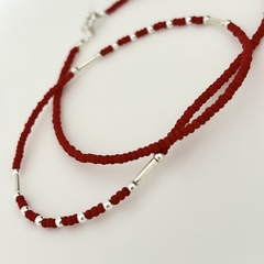 Collar con donitas rojas, detalles en Plata, 45 cm.