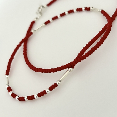 Collar con donitas rojas, detalles en Plata, 45 cm.