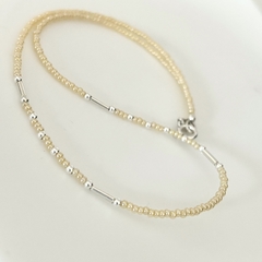 Collar con donitas beige, detalles en Plata, 45 cm. - comprar online