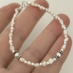 Pulsera fina, Perlas, detalles en Plata, cierre mosquetón en internet